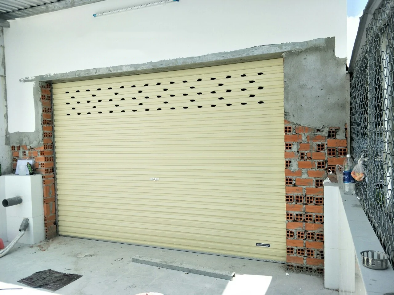 Cắt đầu trục thừa và đưa lên giá