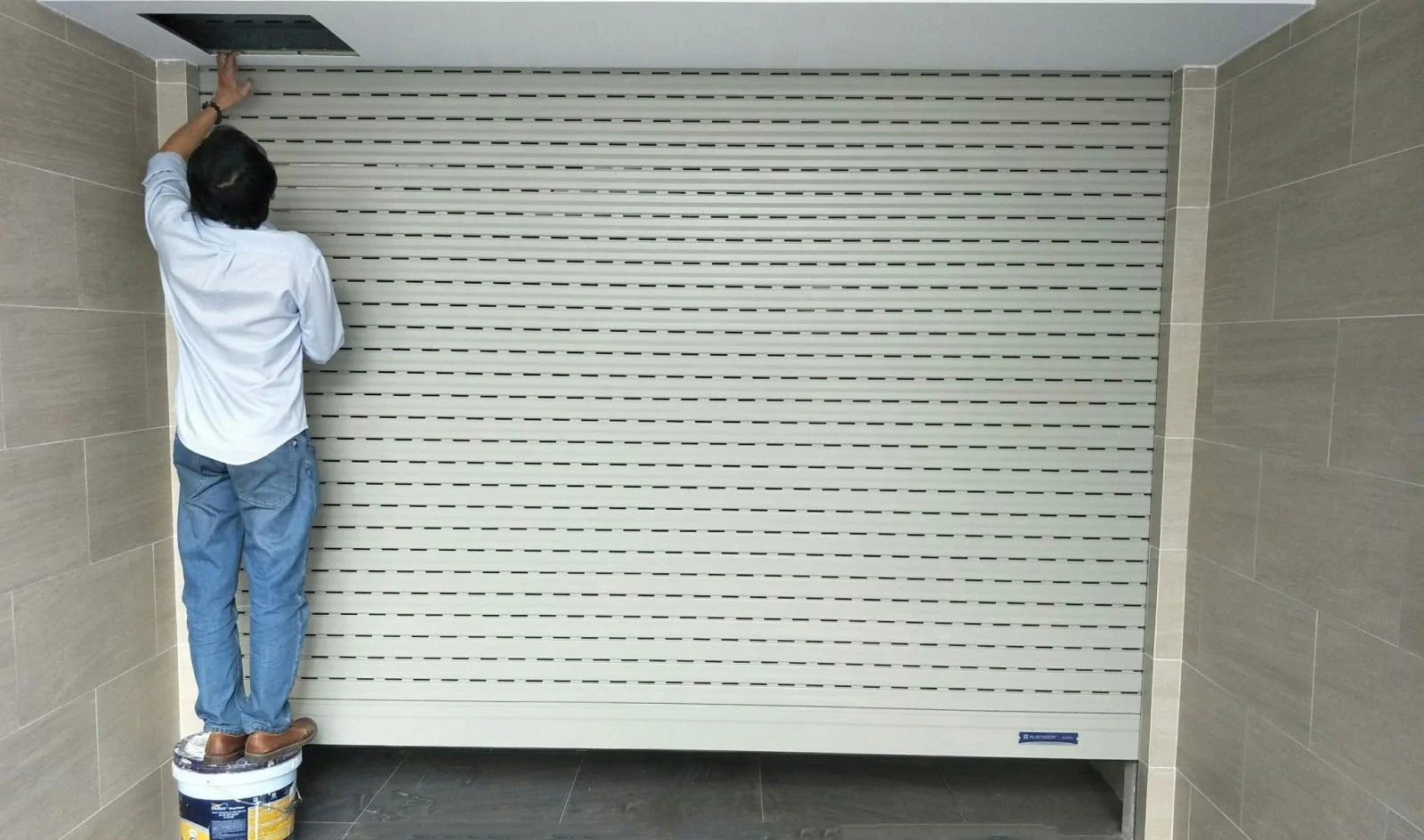 Cách 2: Truy cập trực tiếp vào trang web của thương hiệu