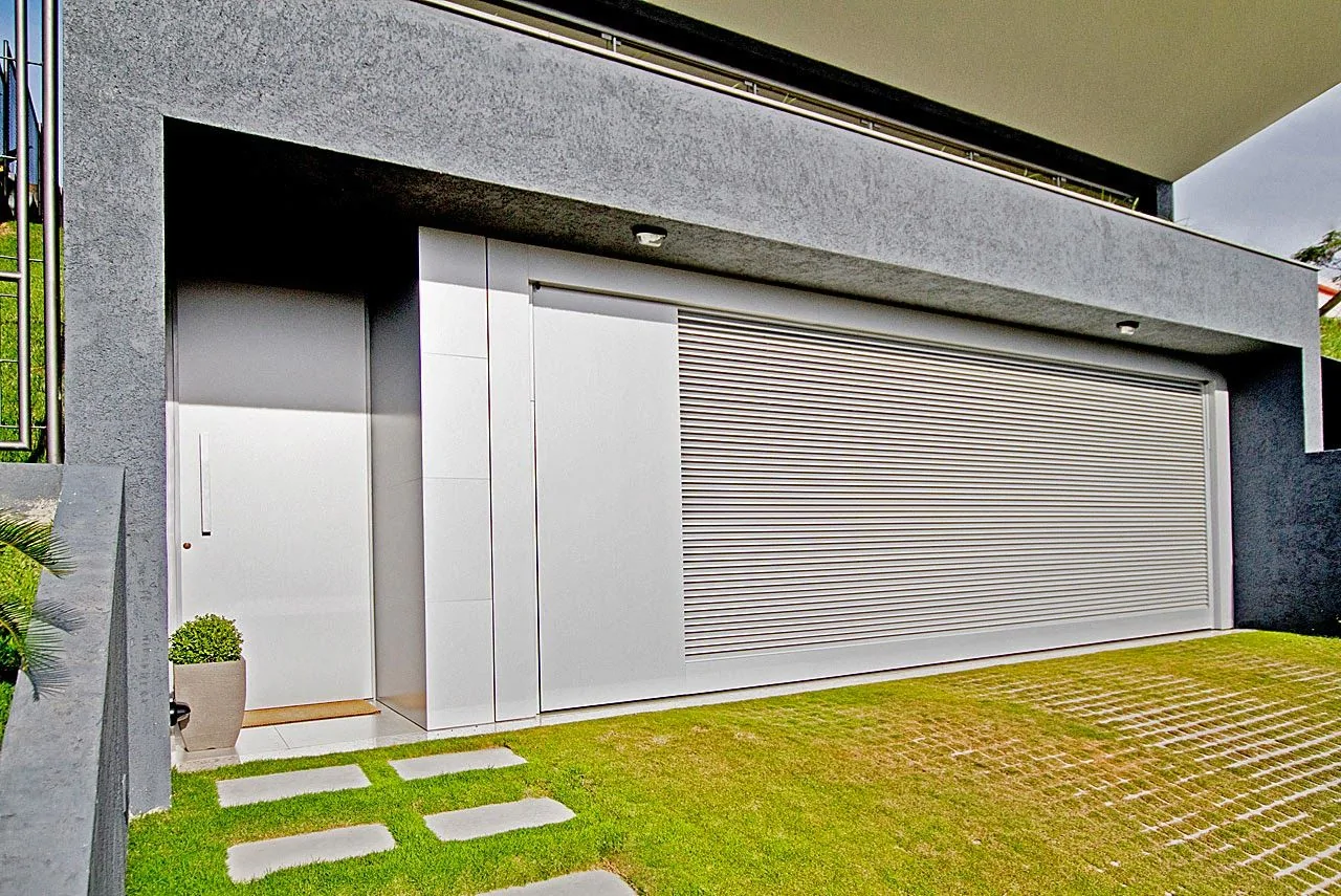 Làm cách gì để đóng mở cửa cuốn khi mất điện