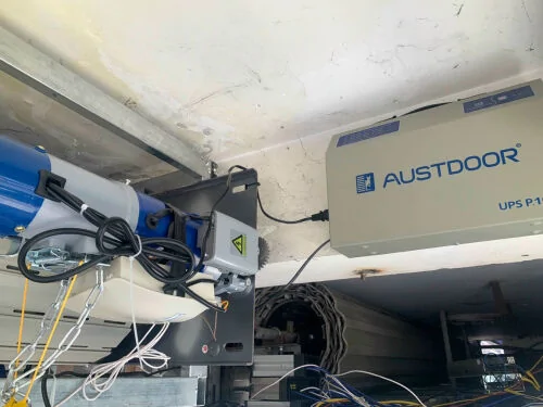 Làm cách gì để đóng mở cửa cuốn khi mất điện